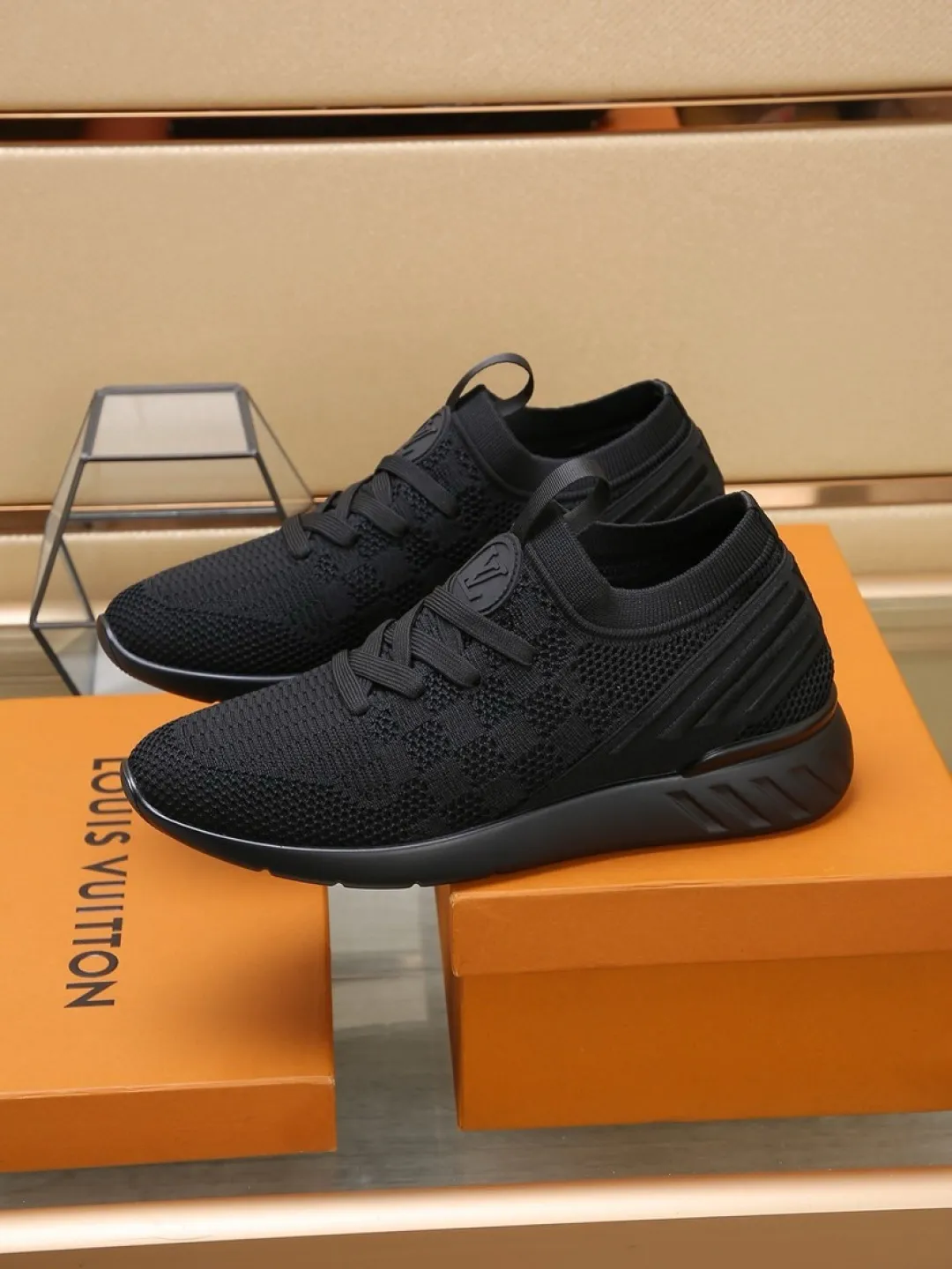Men's shoes 💰P420💰"LOUI* VUITTO*" latest popular men's casual shoes ✔️This model is made of the original breathable fly woven fabric. The real thing is super shiny⚡️ Fashionable and versatile. The toe last shape is firm and full. The soles are LV original molds and can be put in and out at will. It is light and comfortable for the foot~Purely handmade, details determine the quality! Size:38-44